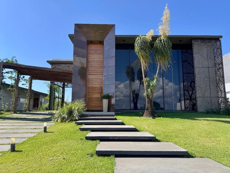 Residencia amoblada en Aguavista Club de Campo
